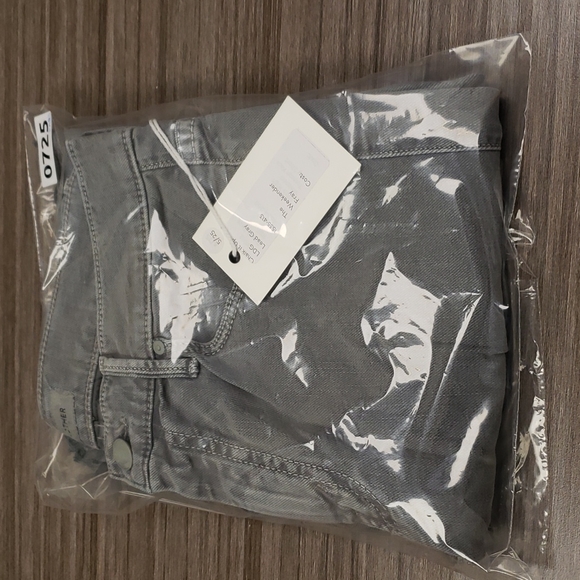 MOTHER The Weekender Fray in Lead Gray (26" waist) - Picture 13 of 14